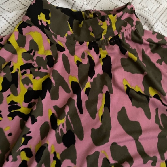 Camo top peekaboo back & matching rose pink jeans. Final price listed - Picture 7 of 7
